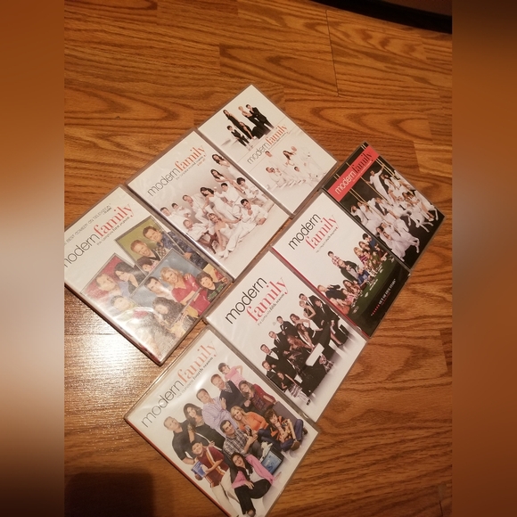Modern Family DVD Series 1-7 - Picture 1 of 1